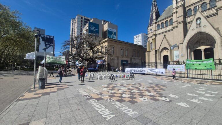 Jueves: Clases Públicas – Radios Abiertas y Pantalla en la Peatonal y Mitre ; viernes: Inauguración Garage